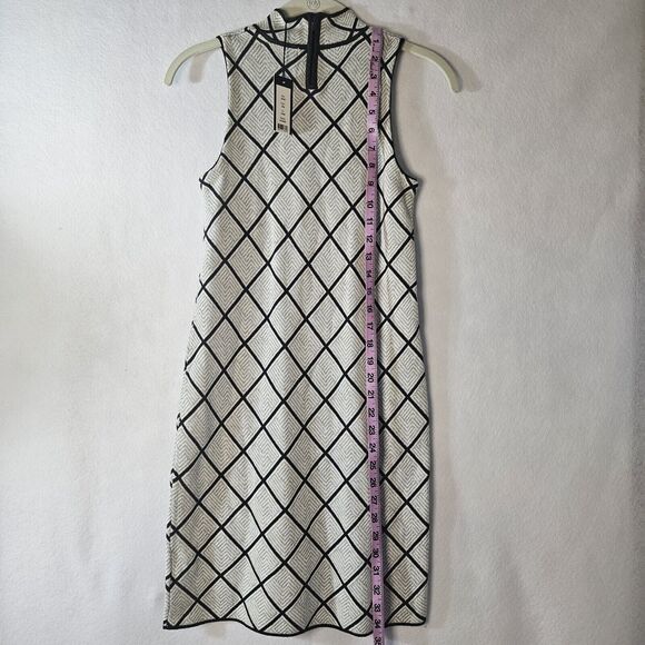 ROMEO & JULIET Sz Small Mock Neck Diamond Pattern Gray & Black Sleevless Sweater - Picture 2 of 7